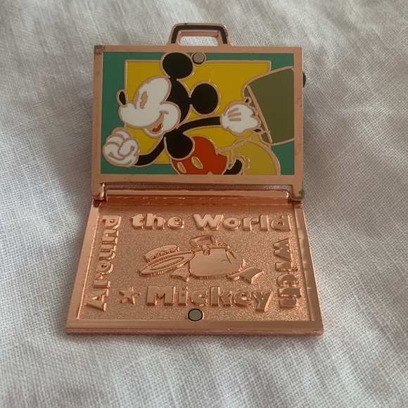 2015 Authentic Disney Parks Pin Trading - Picture 2 of 4